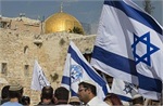 Right-wing settlers raise Israeli flag outside Al-Aqsa, storm mosque